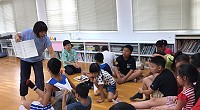 「閱來閱有趣」24日上午首先於東莒國小圖書館開跑,由孩子們最熟悉的東莒國小老師鄭惠琴來分享及導讀。(圖/文:蔡夢玲)