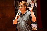 名人講座24日邀請到國內知名導演瞿友寧抵馬分享「好看的故事在哪裡」;瞿友寧說自己有三個故鄉,第一是出生地台中,第二是主要工作地台北,第三就是來過超過50次的馬祖。(圖/文:曹重偉)