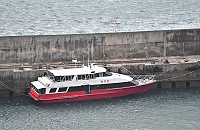 　受熱帶性低氣壓及其外圍環流影響，海面風力增強，東引-南竿海上交通停航，金龍輪也滯留中柱港。（圖／文：陳其敏） 