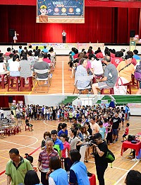 　一年一度衛教主軸聯合宣導25日下午在南竿體育館歡樂引爆，今年主題為健康滿分同學會，吸引400多位鄉親前往闖關學知識；縣長劉增應也到場致意，期許鄉親持續養成良好健康習慣，擦亮長壽之島的美名。（圖／文：曹重偉）