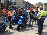 北竿地區機車意外事件頻傳,警方會同監理單位在北竿實施擴大攔檢及宣導活動。(圖/文:陳鵬雄)