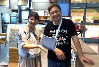 導演瞿友寧(右)25日上午機車發動才騎行即摔傷,下午在縣立醫院照X光及初步診療後返台,文化處長吳曉雲(左)陪同送機。(圖:文化處提供)