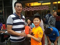 現任塘岐村長陳嘉文(左)28日下午宣布退出第11屆村長選舉,圖為村內活動。(圖:本報資料室)