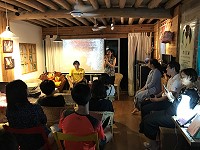 　詩樂創作人小實、攝影藝術家駿仔共同協作完成第一本攝影詩集《誰打翻燈塔任思念東湧》，並於26日在海老屋舉辦新書發表會。（圖／文：吳嘉榮）