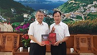 義守大學校長陳振遠、副校長周兆民前往縣府拜會劉增應,對地區教育進行交流。(圖:連江縣政府)