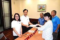　今年度「五合一」選舉29日繼續受理參選人登記作業，縣長劉增應昨天上午在妻子周昭慧陪同下，上午8時4分完成登記尋求連任，懇請鄉親給予支持及機會，繼續為馬祖打拚。（圖／文：曹重偉）