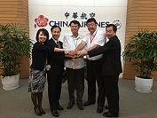　府會首長、立委29日拜會華航董事長何煖軒（圖中）、華信總經理曹志芬（左1），就華信航空進駐馬祖共同聯手按讚，以示推動促成。（圖：連江縣政府）