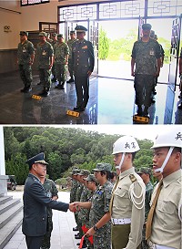 馬防部指揮官章元勳率官兵將國軍先輩移入忠靈祠安奉及指揮官頒發協助起掘官兵工作獎金。(圖:馬防部提供)