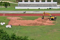 　東湧運動公園壘球場地進行整修，迎接縣運的到來。（圖／文：陳其敏） 