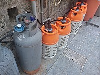 　東引地區率先引進輕質防爆的複合材料的瓦斯桶，隨著傳統鋼瓶無法再灌氣，新式瓦斯桶普及率也不斷升高。（圖／文：陳其敏） 
