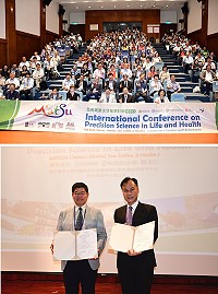 馬祖健康生活精準科學國際研討會31日在馬祖民俗文物館盛大登場,來自美、英、澳、亞及兩岸學者專家、名醫受邀齊聚一堂,縣長劉增應、議長張永江上午在機場迎接,開幕式中,台大公衛學院與連江縣政府簽訂5年合作協議書。(圖/文:曹重偉)