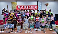 　連江縣婦女會成長課程（東引場）辦理蝶古巴特拖鞋製作，婦女朋友開心展示自己的作品。（圖／文：陳其敏）