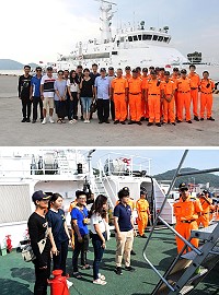 「連江艦」4日應縣長劉增應指示,首度開放登艦參觀;吸引多位鄉親陸續前往參觀及拍照合影,同時艦上也安排專人向來賓介紹海上巡邏任務,引導參觀駕駛艙、航海儀器及救生救難艇,讓平常有距離感的船艦感覺親近不少。(圖/文:曹重偉)