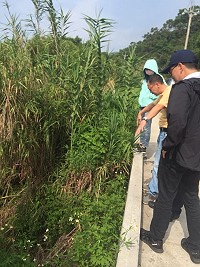上村至五家村道路基礎流失,議員周瑞國協調工務處及公所現勘搶修方式。(圖:周瑞國議員服務處)