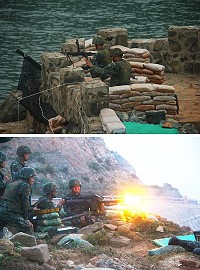 (上圖)操演前官兵實施武器檢整。(下圖)40榴彈槍射擊實況。(圖/文:杜育萱)