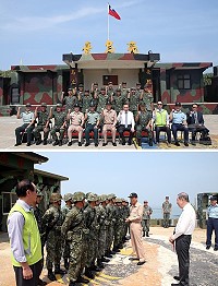 (上圖)總長、理事長與亮島官兵合影。(下圖)總長前往莒光慰勉據點官兵,肯定戰備任務辛勞。(圖/文:蔡宗恆)