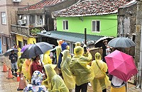 　東引文學小旅行，陳翠玲老師引領民眾、學生探訪南澳聚落，翻閱「中路」逝去的美麗與哀愁。（圖：連江縣文化處）