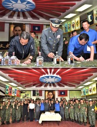 陸軍東引地區指揮部九九隊慶,副縣長王忠銘、議長張永江、鄉長楊雲成等人與官兵同歡,並參與時光膠囊封存活動。(圖/文:陳其敏)