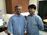 　台大名醫李宜家教授（左）與台大醫院麻醉部疼痛科主任林至芃（右）9日到馬祖，13日結束5天4夜診療行程。（圖：吳嘉榮）