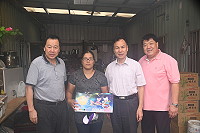 　唐氏症基金會致贈地區弱勢秋節禮盒，府會首長代表發放。（圖／文：馮紹夫）