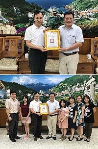 縣長劉增應14日頒贈榮譽縣民證給台北教育大學語文與創作學系教授孫劍秋,表彰他對馬祖教育的付出與貢獻。(圖/文:吳嘉榮)