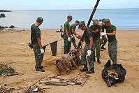 　參與官兵通力合作迅速移除沙灘上的廢棄物。（圖／文：蔡文尹）