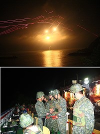 (上圖)照明彈照亮夜空,曳光彈火網劃破天際。(下圖)指揮官致贈參演官兵工作獎金。(圖/文:張炘獻)