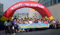 南竿107年老人節198位長輩福州參訪4天3夜,副縣長王忠銘在碼頭送行,並致贈程儀。(圖:縣府行政處提供)