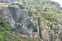 　東引峰虎角海岸山坡崩塌改善工程，採行鋪網噴植工法穩定坡面。（圖／文：陳其敏） 