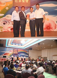 縣府舉辦107年各界秋節敬軍餐會,縣長劉增應代表各界致贈馬防部加菜金。(圖/文:馮紹夫)