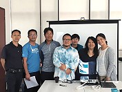 社造中心16日邀請到有著詩人身分的許赫(張仰賢)擔任課堂講座,指導如何將故事的撰寫與溝通,達到有效的行銷,並從心理學、兒童文學與編劇課多種角度,揭開故事神秘力量,學員獲益匪淺。(圖:連江縣社造中心)