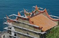 　東引「白王爺廟」進行外觀裝修，遠從大陸福建莆田僱請專業工匠施工。（圖/文：陳其敏）