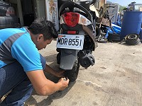 　北竿馬路上鐵釘超多，民眾反映很容易就扎釘爆胎。（圖／文：陳鵬雄）