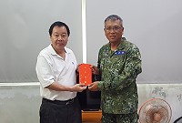 連江縣議長張永江代表議會致贈秋節加菜金給陸軍東引指揮部,祝賀國軍弟兄秋節愉快。(圖:連江縣議會)