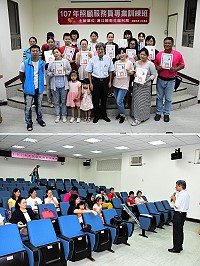 107年連江縣照顧服務員專業訓練班昨天圓滿結訓!21位來自各鄉的學員都順利通過考試取得結業證書,局長謝春福感謝越來越多鄉親願意學習照顧老人家的職務,也勉勵學員們持續準備參加證照考試。(圖/文:曹重偉)