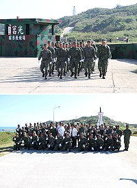(上圖)官兵以整齊劃一的步伐進場。(下圖)參賽官兵與白玉光、柴寶琳老師合照。(圖/文:葉峻廷)