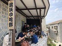 　芹壁鏡沃小吃部是網路人氣名店，香醇的老酒麵線讓遊客聞香而來，即使排隊一小時也要吃到。（圖／文：陳鵬雄）