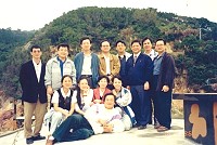 民國85年,林肇堂(前排右2)、劉增應(後排右1)開啟馬祖實施全國第1個縣市的消化系統成人篩檢計畫。圖為第1梯執行馬祖篩檢台大醫療團隊在結束工作後參訪軍事設施。(圖:台大醫學大學教授李宜家提供)