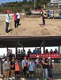 莒光鄉107年戒菸盃木球賽29日在青帆海埔新生地舉行,由鄉長開球,鄉親共襄盛舉。(圖/文:宋幸儒)
