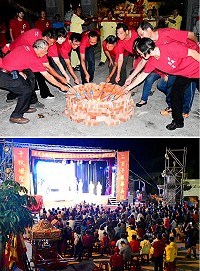 鐵板燒塔29日晚在金板境天后宮廣場閃亮登場,副縣長王忠銘率來賓們一起手持火炬,將象徵燒塔的圍磚點燃,閩劇也吸引滿場觀眾前來欣賞,讓大家度過充滿傳統藝文氣息的夜晚。(圖/文:曹重偉)