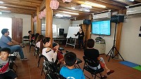 文化處、山隴社協舉辦那些新住民你不知道的事,由吳薇教唱蘭州歌謠、童謠及說明語彙。(圖:山隴社協提供)