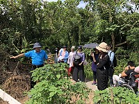 　文化處馬祖人文旅行邀請陳長柏穿梭古今談小塘岐的神秘故事。（圖／文：陳鵬雄）