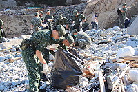　官兵通力合作，迅速清理廢棄物。（圖／文：詹欽閔）
