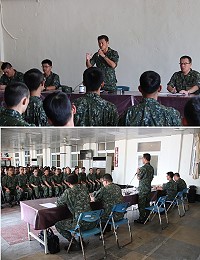(上圖)指揮官主持常備兵役軍事訓練新兵精神講話。(下圖)指揮官勉勵役男把握時間學習部隊事務。(圖/文:江耿逸)
