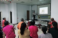 連江縣衛生福利局8日晚間於東莒老人活動中心舉辦輔具維修保養及宣導服務,吸引大量鄉親前往聆聽。(圖/文:蔡夢玲)