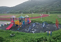 　東湧運動公園遊樂區增設漫步器、扭腰器、單槓等體健器材，以滿足不同年齡層的休閒娛樂與健康需求。（圖／文：陳其敏） 