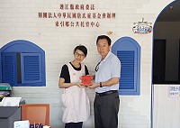 議長張永江代表縣長劉增應致贈教師節禮券給東引鄉公共托育中心老師,表達感謝與鼓勵。(圖:連江縣議會)