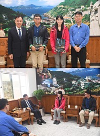 在地青年黃彥禎、張家銘今年高考上榜,縣長劉增應昨日特別與兩人見面,並致贈紀念禮物。(圖/文:馮紹夫)