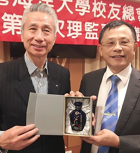 海大10月18日校慶前夕,校友總會會長三圓建設董事長王光祥(左)、海大校長張清風見證紀念成立馬祖校區,展示製作限量海洋藍金65週年校慶紀念酒。(圖:海大提供)