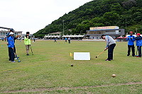 　107年連江縣運動會木球項目順利結束，昨天社會組賽事5隊選手同時上場競技，結果由高手雲集的南竿鄉拿下第一，鄭博鴻還在第九賽道演出二桿進洞神技。（圖／文：曹重偉）
